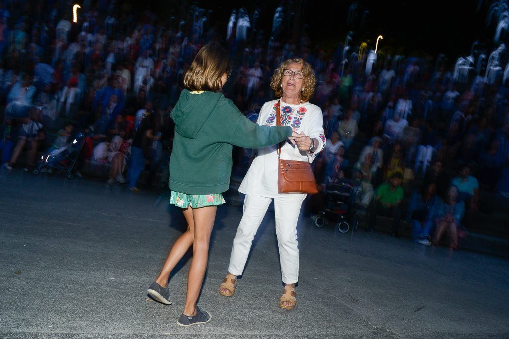 Este ano a Romaría espallouse pola cidade, con cantos nas tabernas e bailes nas prazas. Pero o corazón seguiuen Santa Margarida. 10.000 persoas participaron na fin de semana tradi das Festas de #MaríaPita18 con <a href="/xabier_diaz/">Xabier Díaz</a> <a href="/adufeirasalitre/">Adufeiras De Salitre</a> @AC_Donaire <a href="/Samaruas/">Samarúas</a>  <a href="/ACXacarandaina/">A. C. Xacarandaina</a>