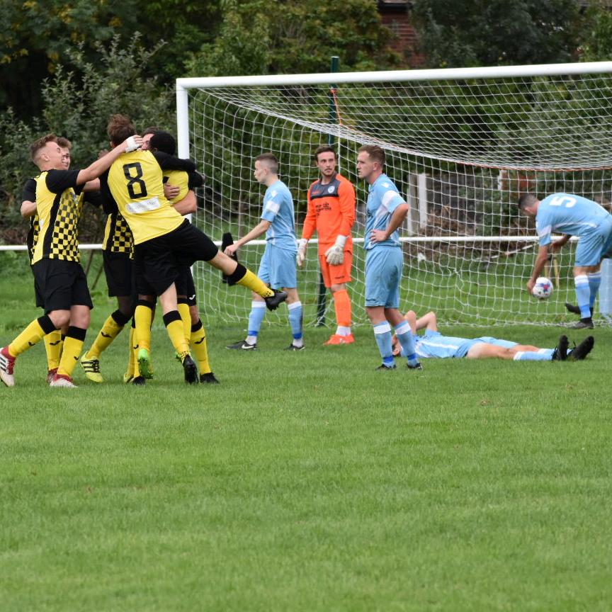 andyeasthope's tweet image. Great bank holiday weekend for @St_MartinsFC 2 away games, 2 wins #sixpoints