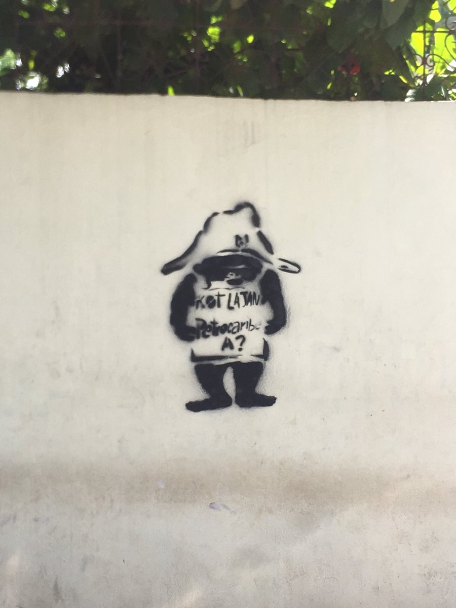 LesIndicesPoses's tweet photo. D'abord, les #Hashtag sur les réseaux sociaux, ensuite les pancartes et banderoles dans les rues, puis les sit-in. Maintenant l'art est au service du #PetroCaribeChallenge pour répondre à ceux qui enlèvent les banderoles. https://t.co/v95iTWILQV