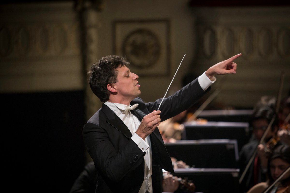 MunicipaldeStgo's tweet image. El viernes pasado, la Orquesta Sinfónica Nacional Juvenil (#OSNJ) se presentó sobre nuestro escenario, bajo la dirección de Paolo Bortolameolli, con un programa que incluyó obras de Beethoven y Mahler. Revisa acá algunas imágenes de la jornada bit.ly/2MT4etJ