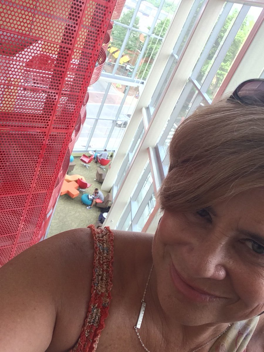 parkymarie97's tweet photo. Took 3 yrs but I finally posted at the dwntwn Sil Spr “book depository” #lovingmylibrary
#BackToSchoolFever https://t.co/7ZiDPZxiqw