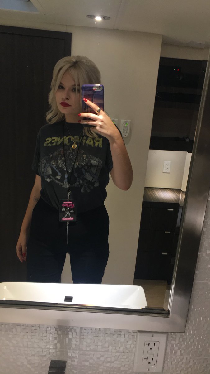 GraceMcKagan's tweet photo. I’m 21!!!!🚀🍻 https://t.co/LkjtF1UVy2