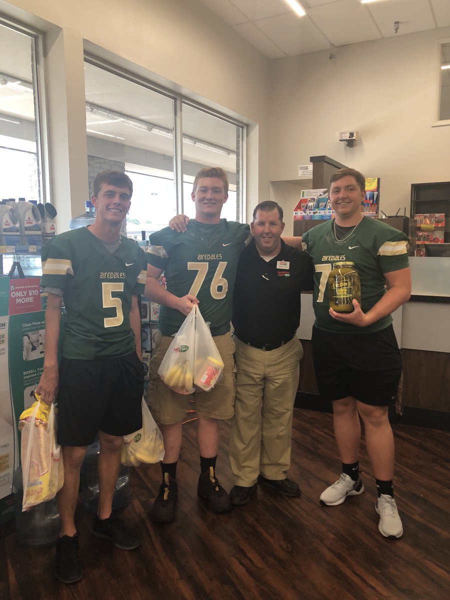 Alma_AthTrainer's tweet photo. Thank you @ShoppersValue in ALMA for supporting the health of our AIREDALE student athletes! #halftimenutrition @Alma_fball https://t.co/A15OcwFLYR