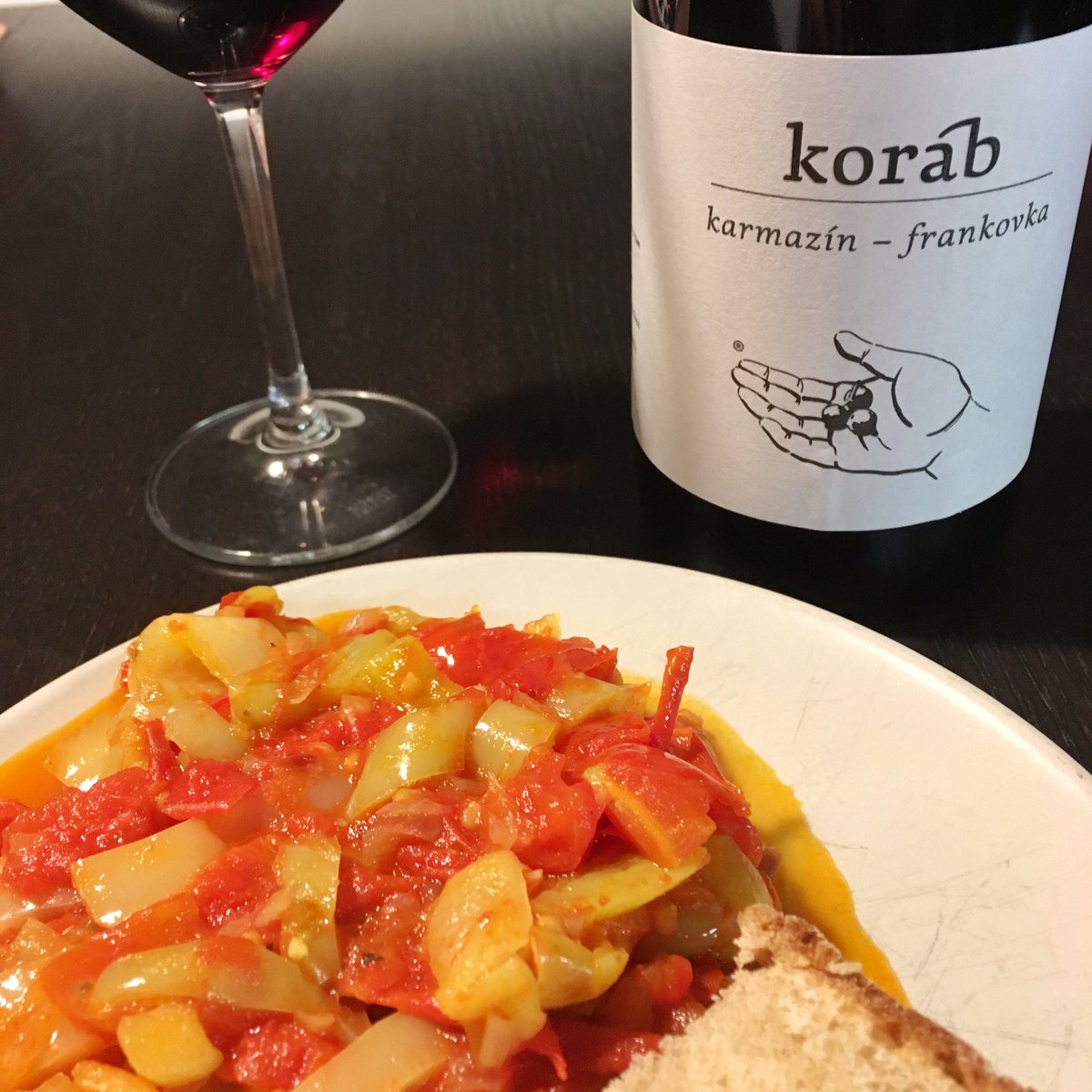 Vinorum's tweet photo. Mozna uplne k sobe nechodi, ale oba su pripravene perfektne. Lecsó a Korab. https://t.co/90TYSJli8j