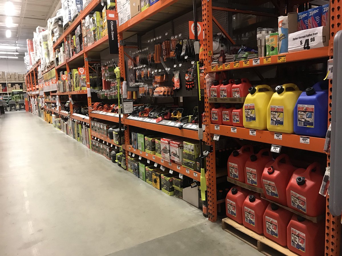 HomeMasm's tweet image. Olivier and Colin setting edger straight bays for the #perfectaislechallenge @RestonHD4641 @chartleyTHD @PaulDeveno @Alexis_3323 @thd278 @TrubaTHD