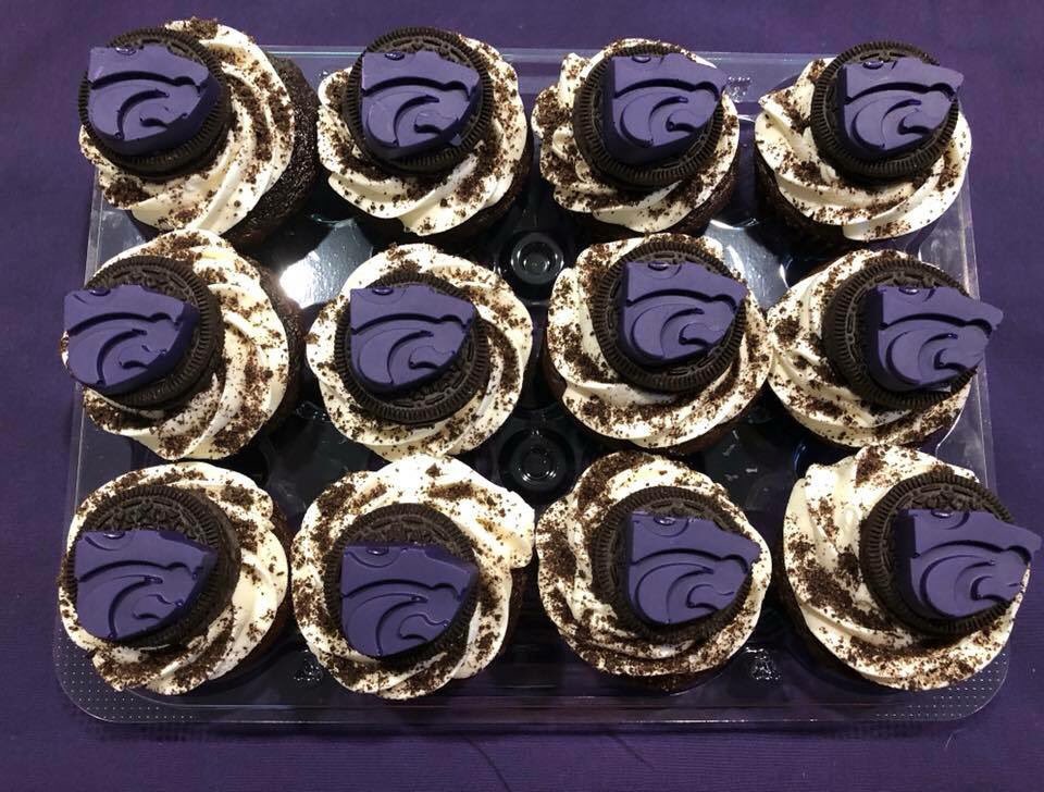 CupcakesHolly's tweet photo. K-STATE Football Fans, are you ready?? Only 5 more days until Kick-off!! 🏈
Enter to win a FREE 12 pack of mini Purple Power Swirl cupcakes for your favorite Wildcat 💜@CupcakesHolly 
Retweet this post to enter! https://t.co/C5Yzbr2JOx