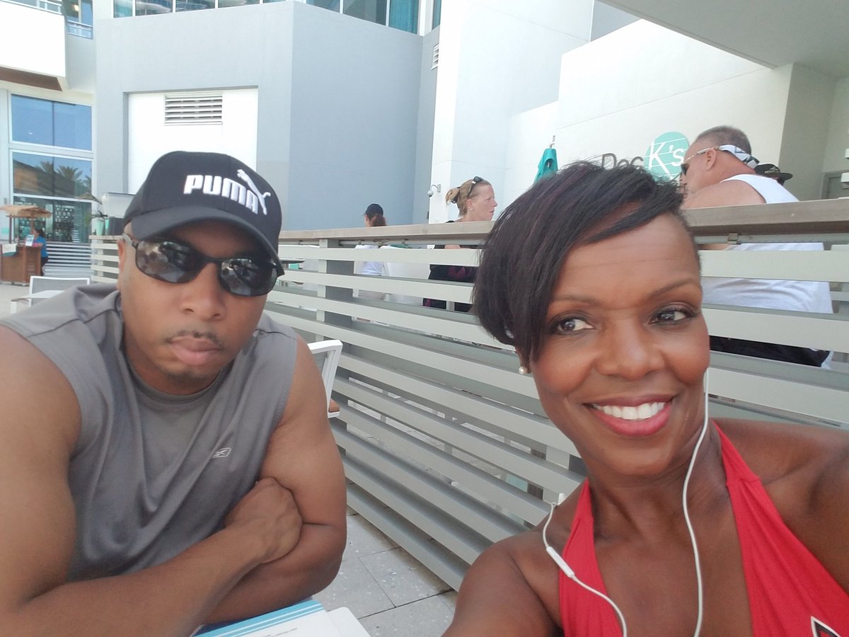 van_harwill's tweet photo. We have arrived! First stop, Clearwater Beach! Next stop Orlando. Go CARDS! Beat Alabama! #GoCARDS #Louisvillefootball #Cardchronicle #UofLalumni https://t.co/9ICfJfVrtz