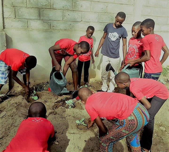 urbanattic_'s tweet image. Un peu d'aide n'est pas de refus🤝. La promo #openCODEacademy 2018 a visité #U1 ! à @woelab #UrbanAgriculture #smartgrid #organicfood #startup @AgribusinessTV @Paris_Incub @waziupIOT @iSpaceGh @connecting_food @fiadal5 @SarahLawan @OIF_ffin @centresonghai @OAgrifood