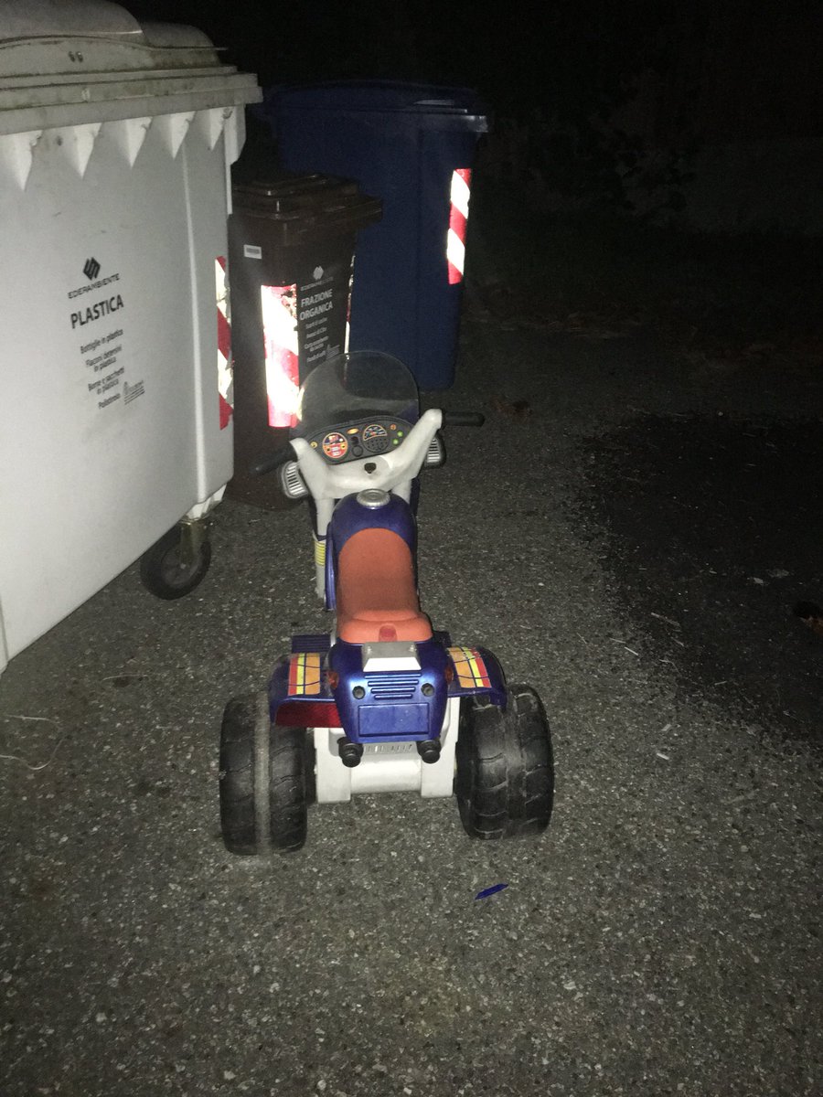 italianonymous's tweet photo. Vado a buttare la spazzatura e trovo questo. Non avete idea della tentazione di tornare a casa in sella al bolide giusto per vedere che faccia fanno a casa. 
Sì, sono una persona serissima. https://t.co/TxELJdTPeF