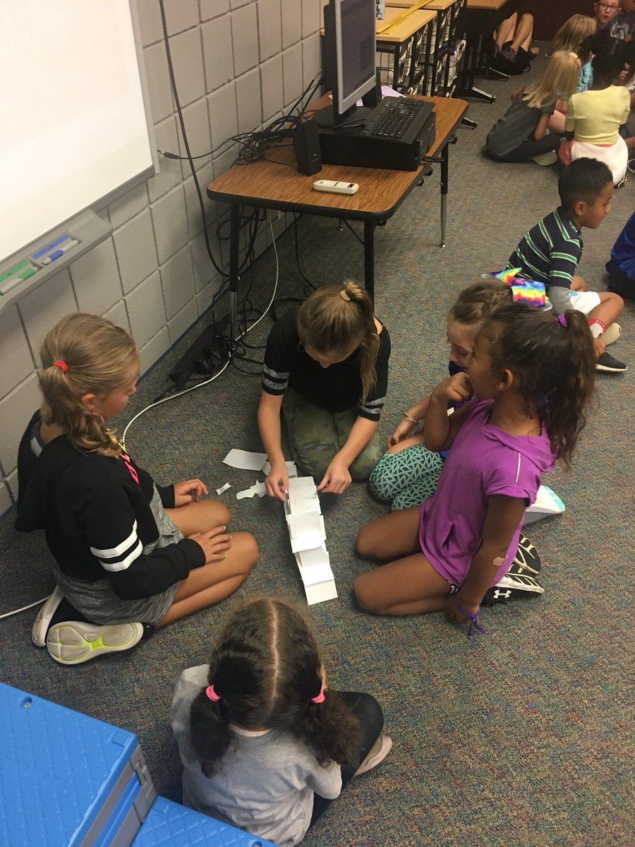 MedaryMCL's tweet image. Another day in the books! Today we continued working on our teamwork and collaboration skills! 🗣 It’s awesome to see how well these learners work together no matter their age!! 😄 #mcl #collablab #teamwork 💪🏻