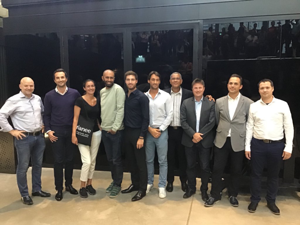 📸 Photo souvenir #CryptoMondaysParis spécial #ICOpitch à <a href="/joinstationf/">STATION F</a> avec les équipes des 6 startups qui ont brillamment pitché ce soir devant <a href="/loukerner/">Lou Kerner 🇮🇱🇺🇦</a> <a href="/willsontweet/">Willson Lee</a> et @localstories1