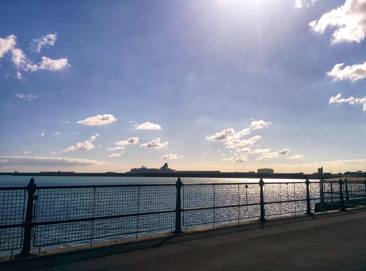 LarisaFoto's tweet photo. Dover, the place to be when you want to get home. September 2015. #photography #instaphotography #instaphoto #holiday #vakantie #instacation #England #Kent #cityphotography #harbor #dovercalais #ferry #coast #travel #boulevard #boat #skyporn #blueskies #500pxrtg https://t.co/HJglC9PMVE