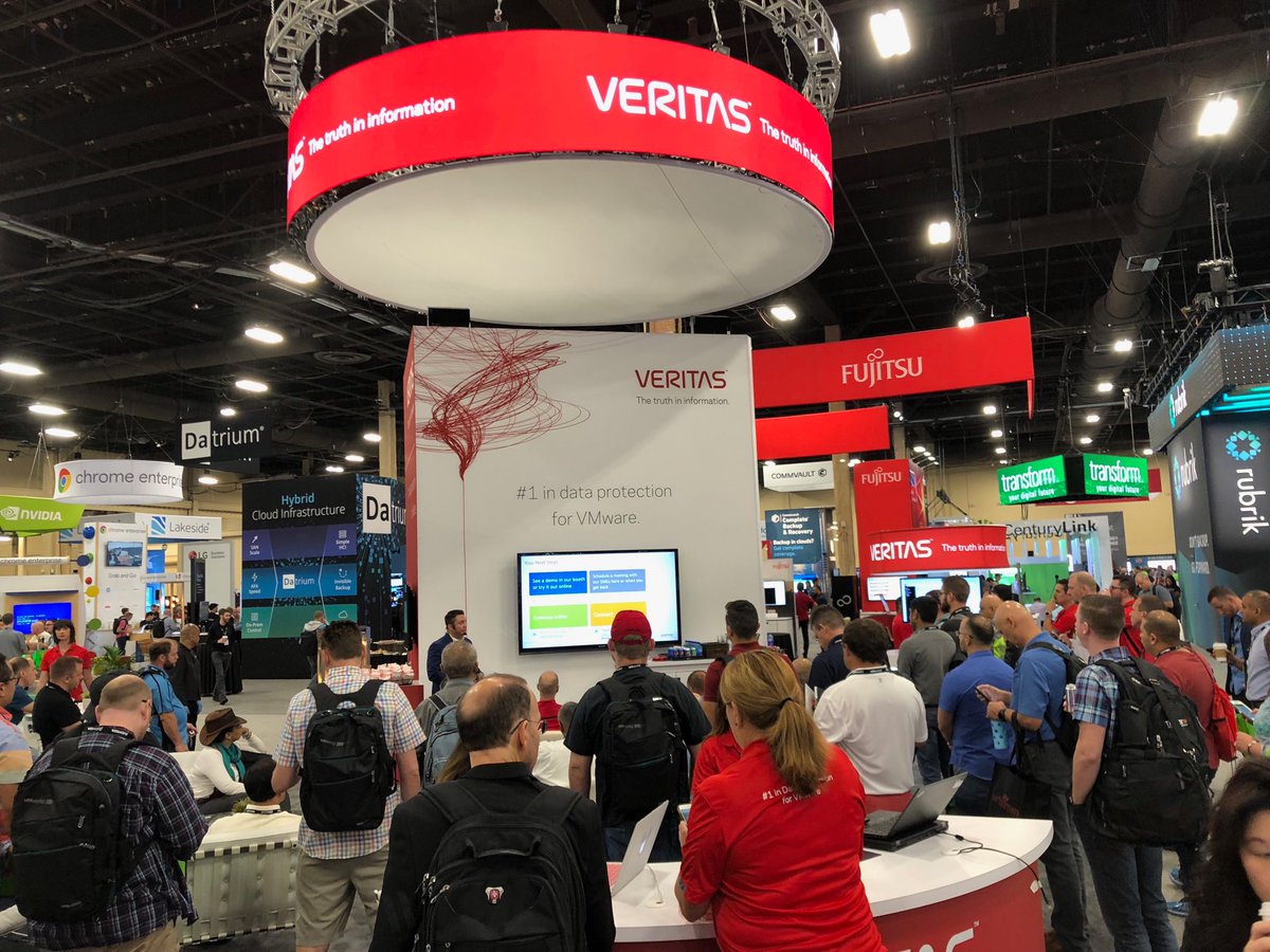 ASakaguchi's tweet image. Nice to see standing room only in ⁦@veritastechllc⁩ booth ⁦#VMworld⁩2018. Thanks ⁦@nutanix⁩ for the joint preso! #transformyourbiz