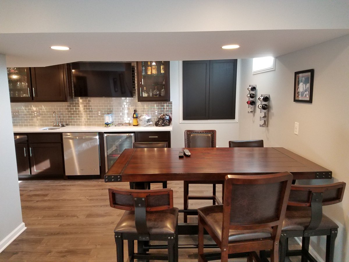 BasementsUnlimi's tweet photo. https://t.co/oT0sp6fN2i Basement we recently finished here in #ColumbusOhio. Featuring a #WetBar with a fridge, dishwasher and a #kegerator along the wall with a stool area. #basementremodeling #Basementfinishing #DublinOh #PowellOh #WestervilleOh https://t.co/1GipdPPsuP