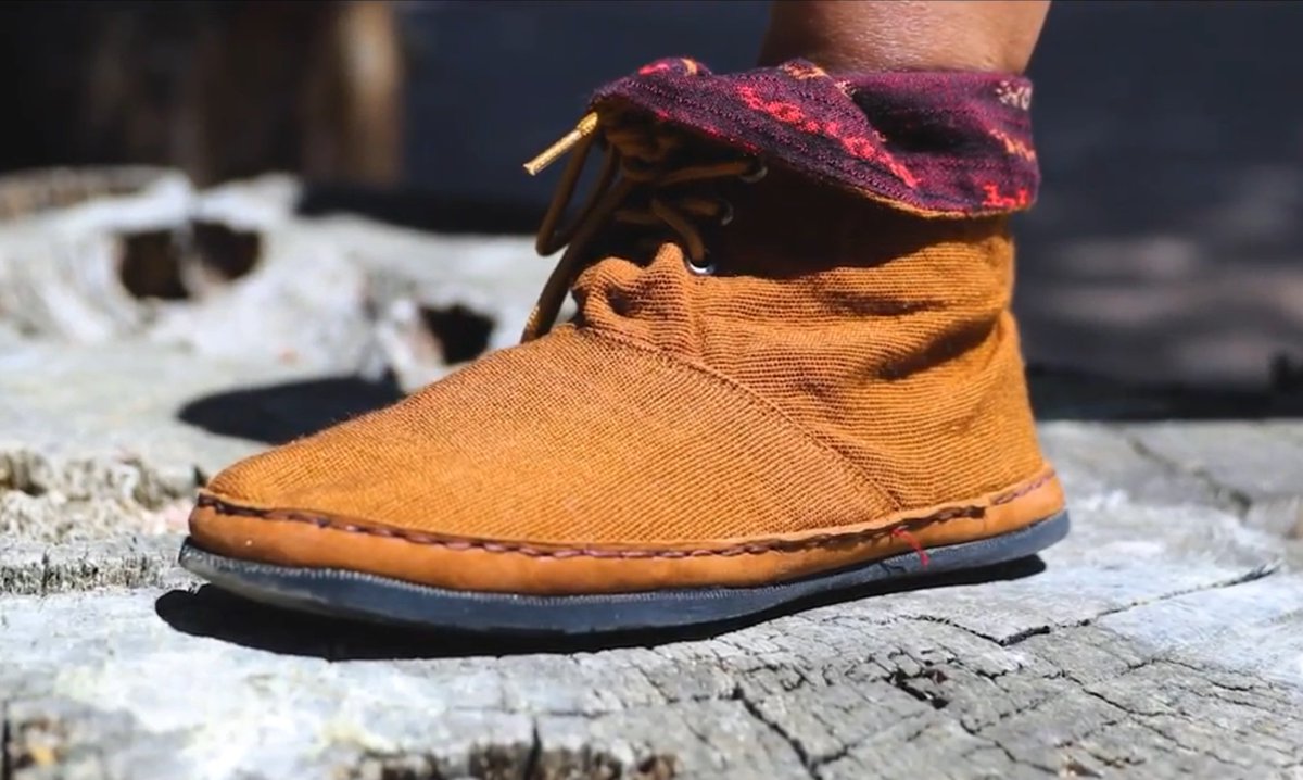 XolOriginal's tweet image. Only 2 days left to grab your #kicks on #kickstarter!! kck.st/2v1JMgm #Supportnative #nativetwitter #supportindigenous #handmade #oneofakind #mayanart #ethicalfashion #sustainable #savemothereart #footwear #loveyourself #ecoshoes #repurposed #upcycled #XolOriginal #amor