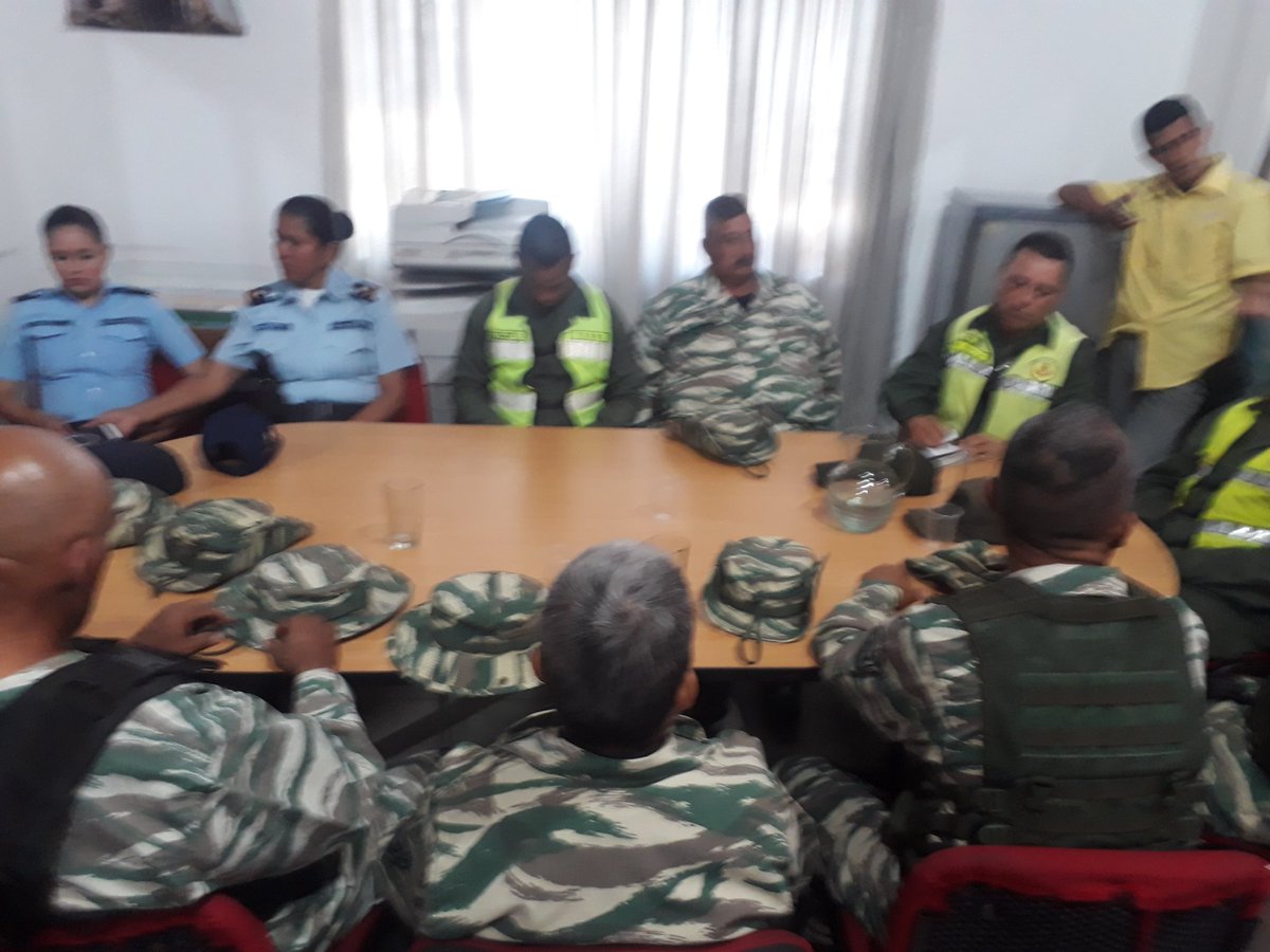 OTTO271278's tweet photo. Hablando se entiende la Gente... Alcalde @carrilloalcald1  se despliega junto a Dip. Leonar Triana, Dip.Eli Serrano, Fiscales Clap, Organismos de Seguridad, Milicia Bolivariana, Seniat y Funcionarios de la @AlcaldiaBUrena Garantizando precios justos para nuestro Municipio https://t.co/eUn4A5wJoM
