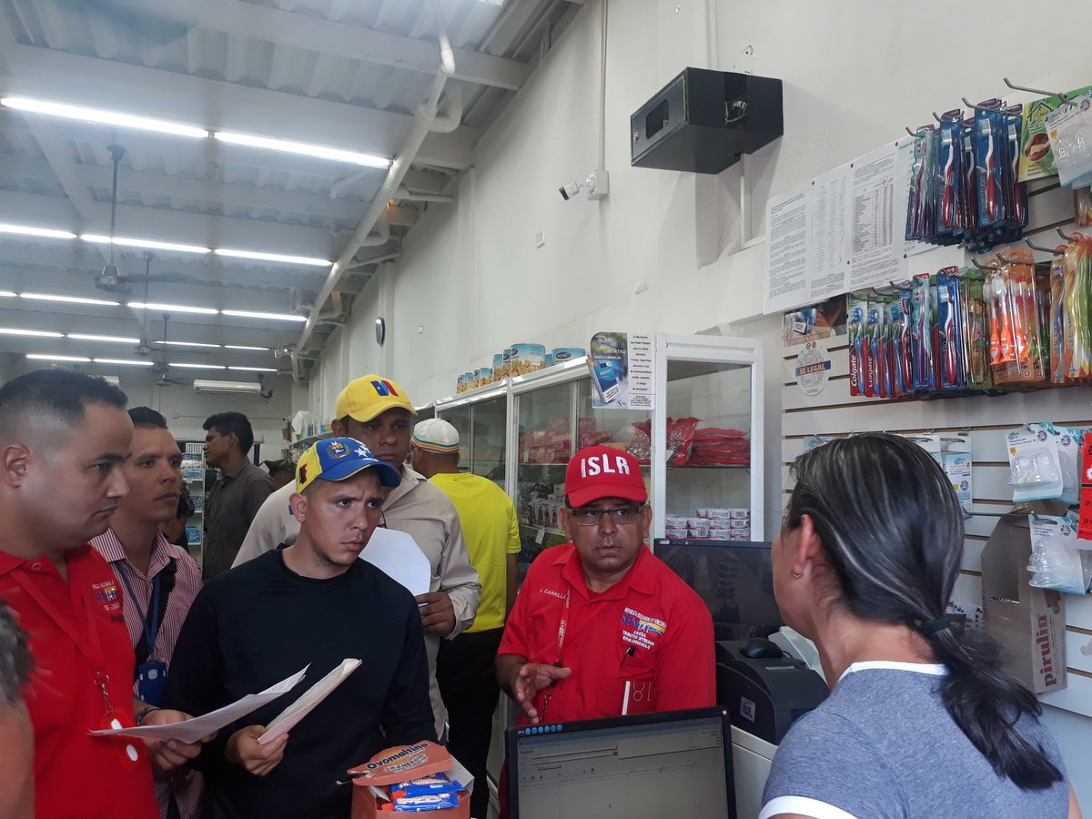OTTO271278's tweet photo. Hablando se entiende la Gente... Alcalde @carrilloalcald1  se despliega junto a Dip. Leonar Triana, Dip.Eli Serrano, Fiscales Clap, Organismos de Seguridad, Milicia Bolivariana, Seniat y Funcionarios de la @AlcaldiaBUrena Garantizando precios justos para nuestro Municipio https://t.co/eUn4A5wJoM