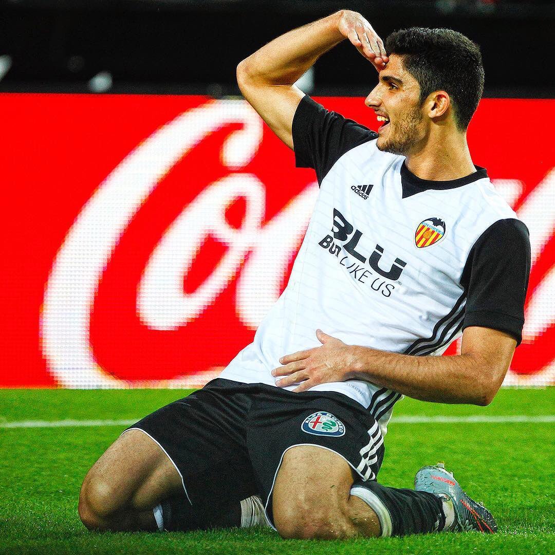 Domingortiz's tweet photo. Rechazó todo lo que le llegó y se las tuvo tiesas con el #PSG por tener un deseo: triunfar en el #VCF. Entre todos lo han conseguido. Su compromiso, a prueba de bombas. El mío, romperme las manos aplaudiéndole. Va a poner patas arriba a Mestalla. El ‘cohete’ está de vuelta. 🚀🚀 https://t.co/48xWy3wJ3R
