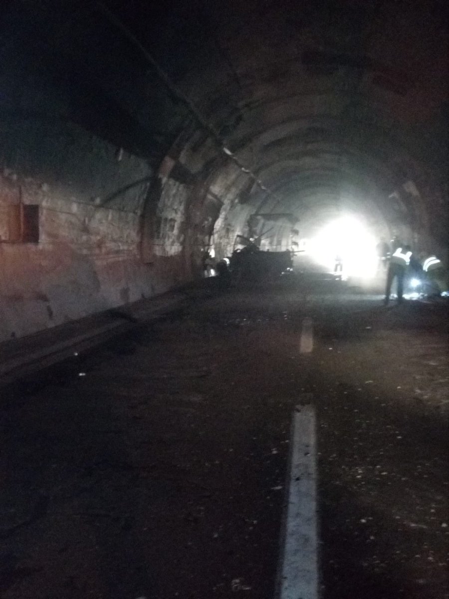 #A24: #INCENDIO GALLERIA ROVIANO. Le immagini all’interno della galleria dove un mezzo pesante ha preso fuoco. Circolazione interrotta in entrambe le direzioni #teramo #roma #viabilita