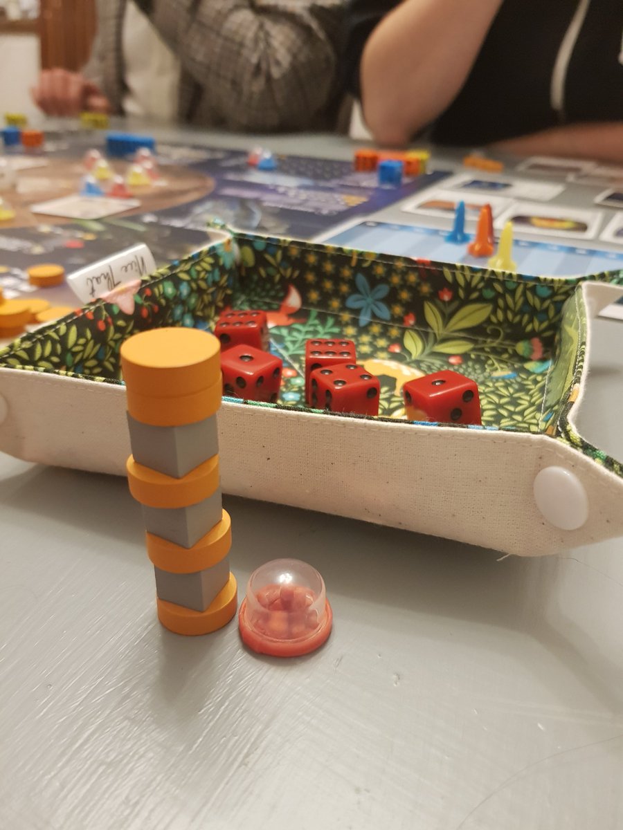 mor_ali1's tweet photo. Using my new dice tray :) #alienfrontiers #BoardGames https://t.co/CaKt801SrD