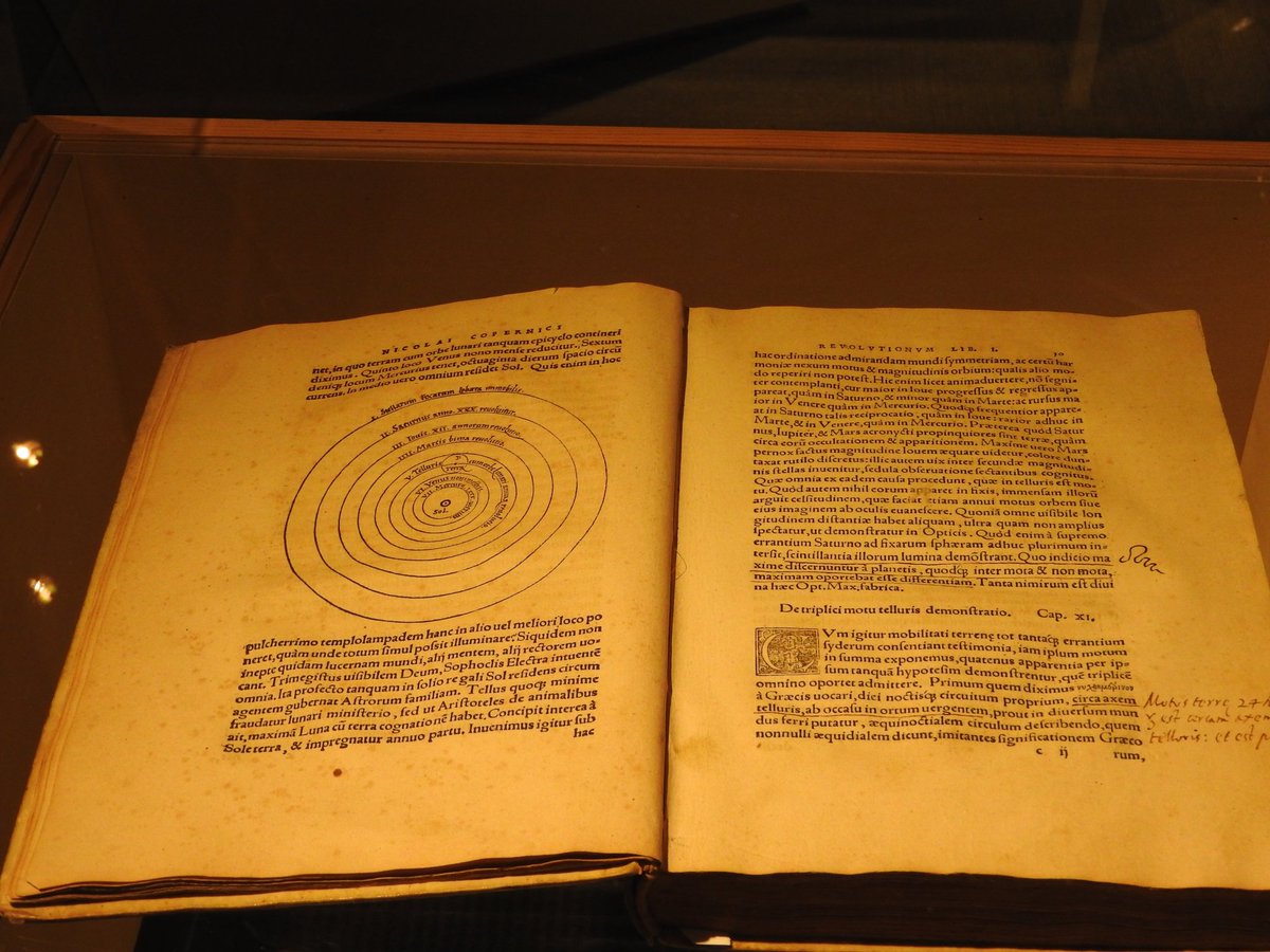 金沢工業大学 ニコラス コペルニクス 天球の回転について 1543年 初版 金沢工業大学は世界を一変させた発見や科学技術に関する初版本を展示する 世界を変えた書物 展を9月8日 土 から上野の森美術館で開催します 入場料無料 金沢工業大学 T