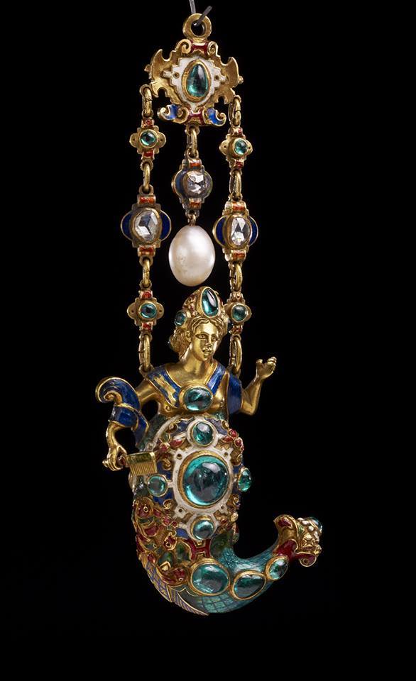 AraceliRego's tweet image. Este colgante en forma de sirena, en oro, con incrustaciones de 24 esmeraldas, decorado con diamantes y perlas. El vientre de la sirena abre para revelar un pequeño compartimiento que puede haber sido usado para almacenar perfume.
Galería Waddesdon del British Museum
