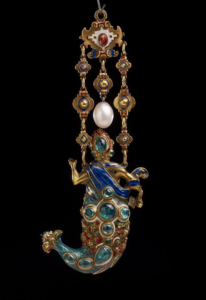 AraceliRego's tweet image. Este colgante en forma de sirena, en oro, con incrustaciones de 24 esmeraldas, decorado con diamantes y perlas. El vientre de la sirena abre para revelar un pequeño compartimiento que puede haber sido usado para almacenar perfume.
Galería Waddesdon del British Museum