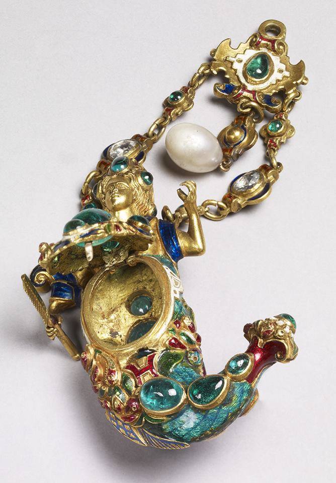 AraceliRego's tweet image. Este colgante en forma de sirena, en oro, con incrustaciones de 24 esmeraldas, decorado con diamantes y perlas. El vientre de la sirena abre para revelar un pequeño compartimiento que puede haber sido usado para almacenar perfume.
Galería Waddesdon del British Museum