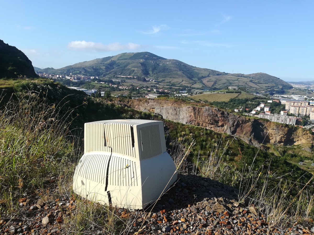 Alazvm's tweet photo. Bonitas vistas, paisaje maravilloso, pero hay un objeto que sobra. Un objeto que podría provocar un #IIFF que destrozase patrimonio histórico y cultural.
El monte no es un vertedero, es cosa de todos/as cuidarlo.
#STOPincendios #STOPIIFF https://t.co/7smGaJRNC1