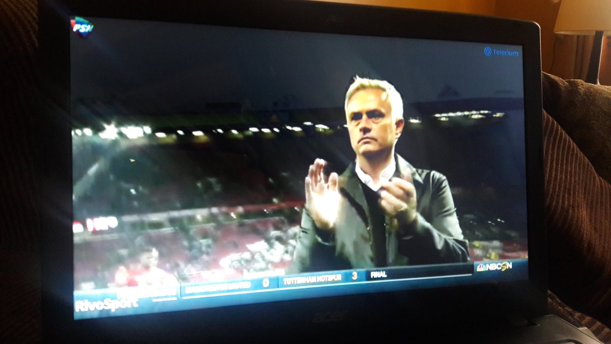 Andresifi's tweet photo. Notable Mourinho a pesar de perder 3-0 aplaudió a los hinchas que se quedaron hasta el final de @ManUnited_GO https://t.co/R0LDmKqYRM