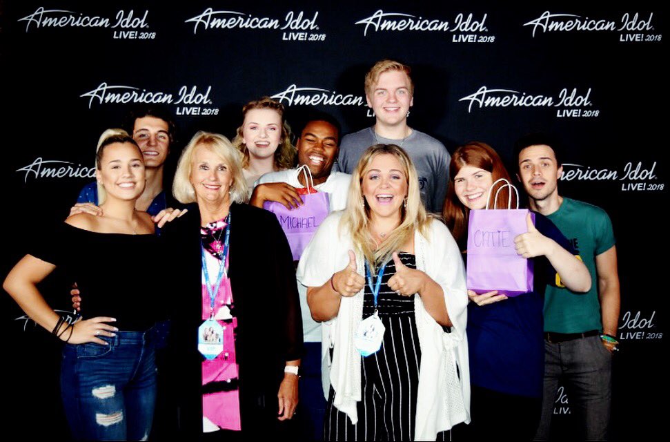 karisarountree's tweet photo. Had a blast meeting the American Idol crew and glad I got to give them little goodies and tell them a little bit about Scoops and Scripture! Maybe one of them can come sing at our next gala? 🙃🍦📖💜🎤 #ScoopsAndScripture #AmericanIdol https://t.co/DngpWImYmV