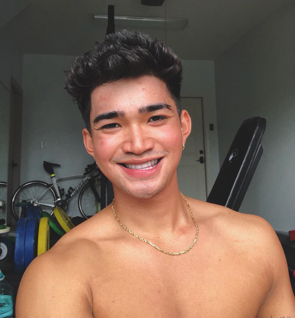 bretmanrock's tweet photo. I’ve been eating l8tly🤪 https://t.co/kRrxePL8Zp