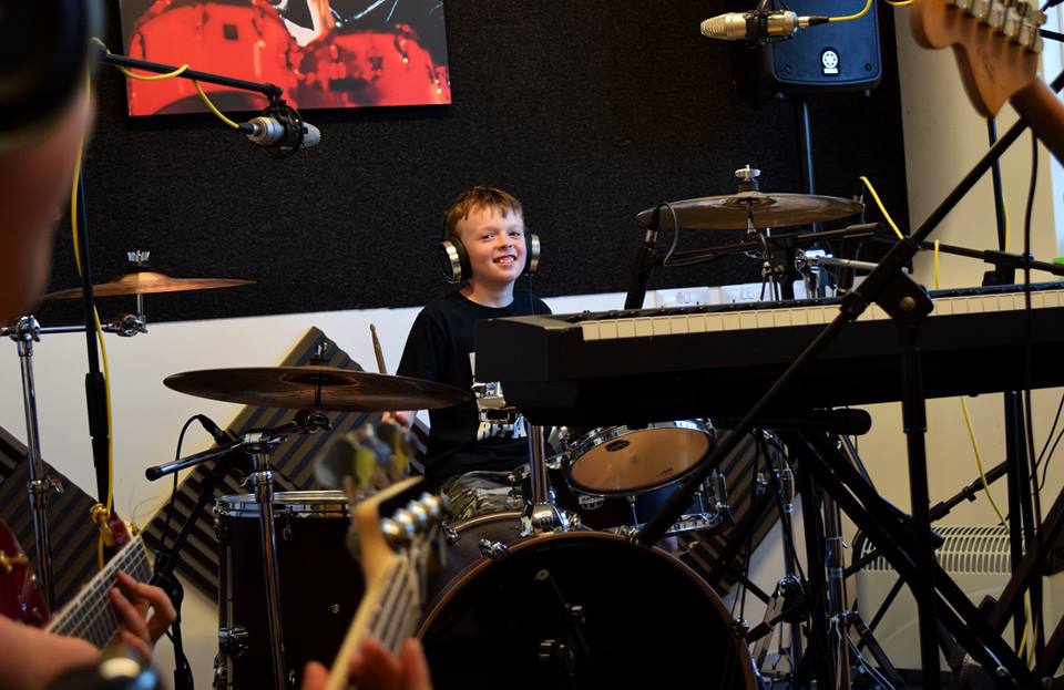 ApocalypseGSY's tweet photo. Some awesome shots of the @SOPMgsy summer school bands recording with us recently! 

#recording #studio #mapex #gibson #AKG #shure #keithmooninthebackground https://t.co/hqE6VorhIr