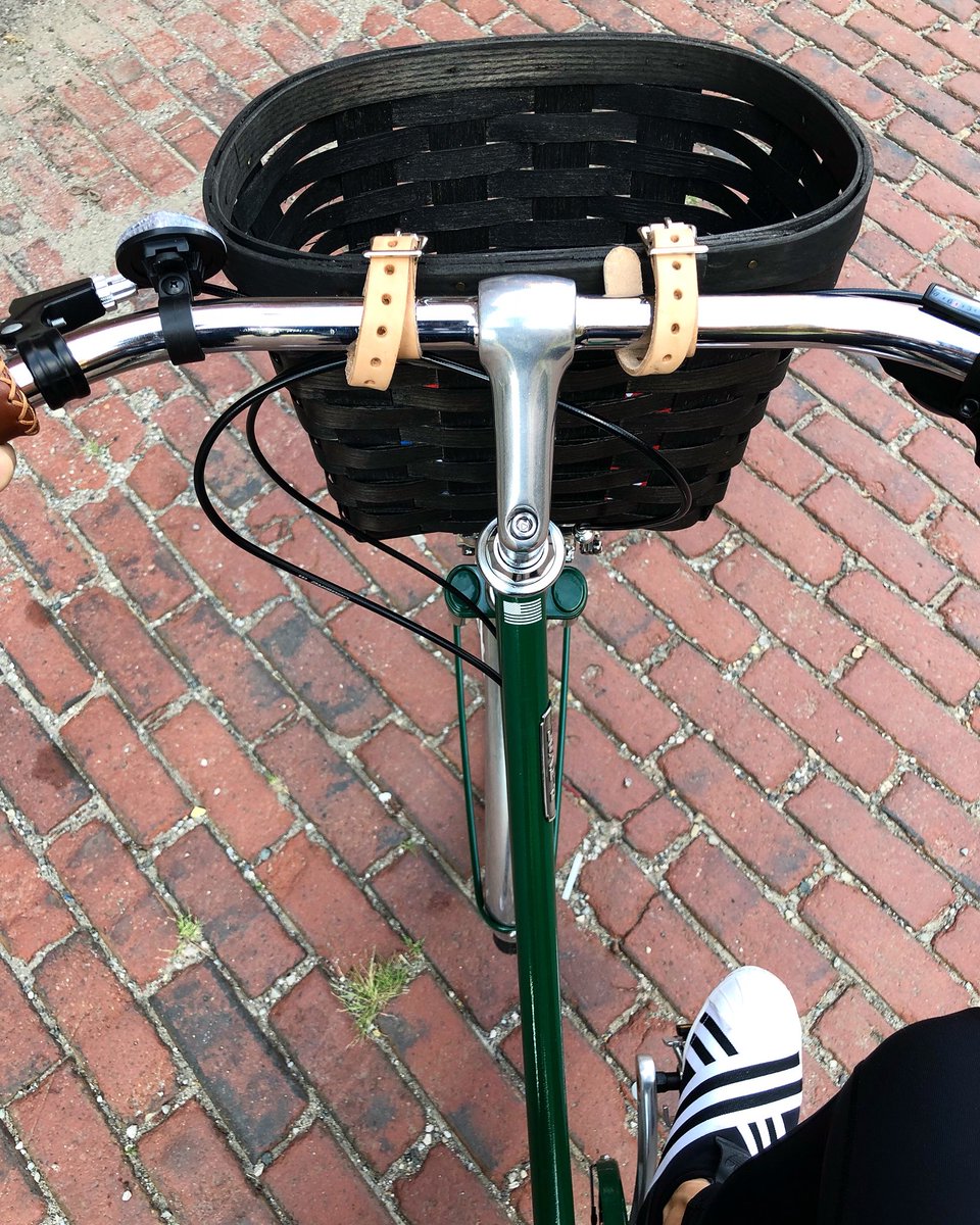 lanespotter's tweet photo. Iβm totally putting a baguetteπ₯ in my new bike basket! What do you tote around town? #bikelife #commutebybike #detroitbikes #biketobread #carbscarbscarbs https://t.co/Z1IsAwmh6f