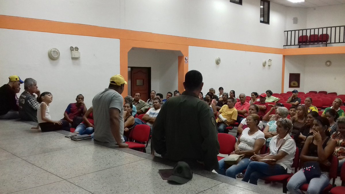 JeanGarciaR82's tweet photo. Nuestro Alcalde @carrilloalcald1 Reunido en este momento con los Voceros de Energía y Gas de cada una de las Comunidades, buscando soluciones a la problemática del #Gas que atañe nuestro municipio https://t.co/mTxe6x4bfa