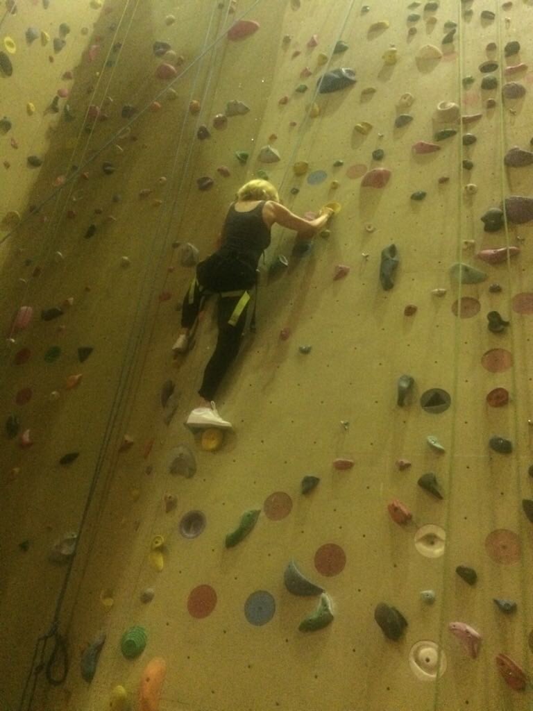 ingeborgterlaak's tweet image. Start politieke jaar #raad079. Met peptalk en workshop over samenspel, afgesloten met opklimmen tot grote hoogte bij Ayers Rock Zoetermeer!