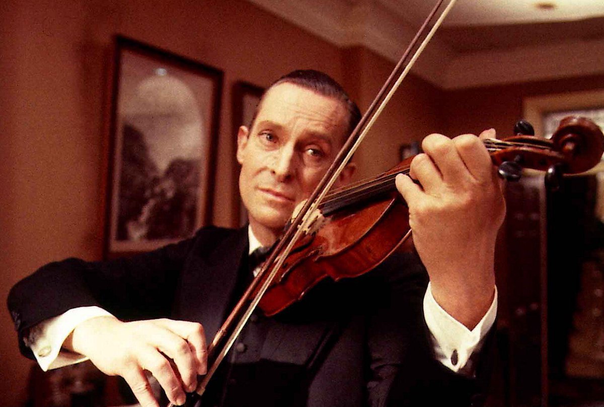 Axnミステリー 今日は バイオリンの日 ということで ２人のシャーロック ホームズのこの写真を Axnミステリー シャーロック カンバーバッチ