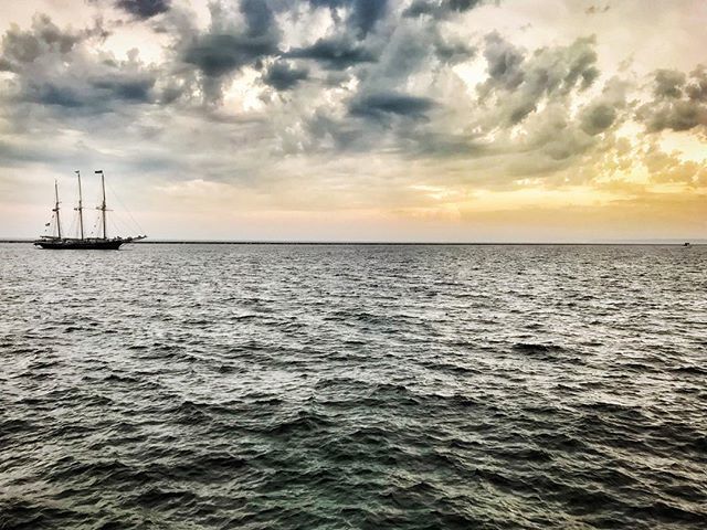 Just before the storm on Sunday evening. .
.
.
#walltraveled #ig_milwaukee #milwaukee #wisconsin #mke #midwest #milwaukeehome #dearmke #mke_illgrammers #mkemycity #_milwuakee_ #shoot2kill #illgrammers #justgoshoot #createexplore #uncalculated #travelwi #… ift.tt/2PJU7pF