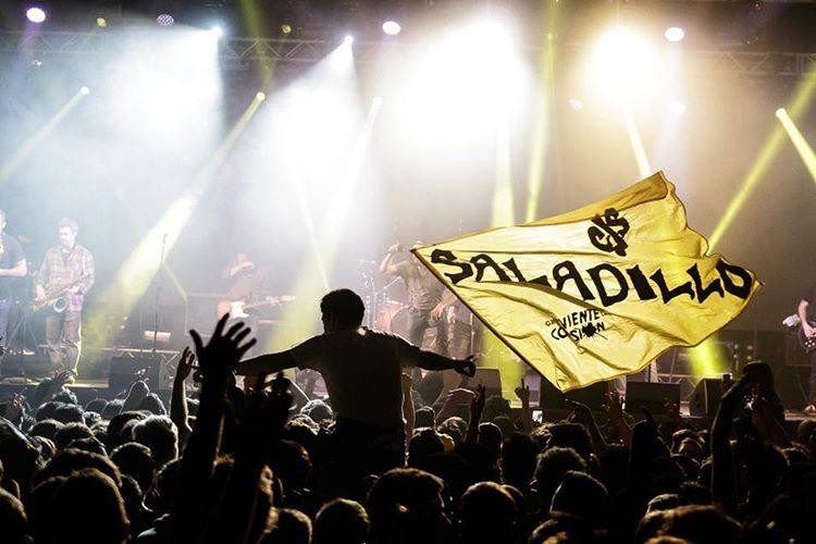 querevienteok's tweet photo. Nuestro hermano y amigo @ferlilli presente en @LaVela_Oficial bancando y agitando los trapos con la hermosa estampa de #QRLC https://t.co/yCuHGPJa0m