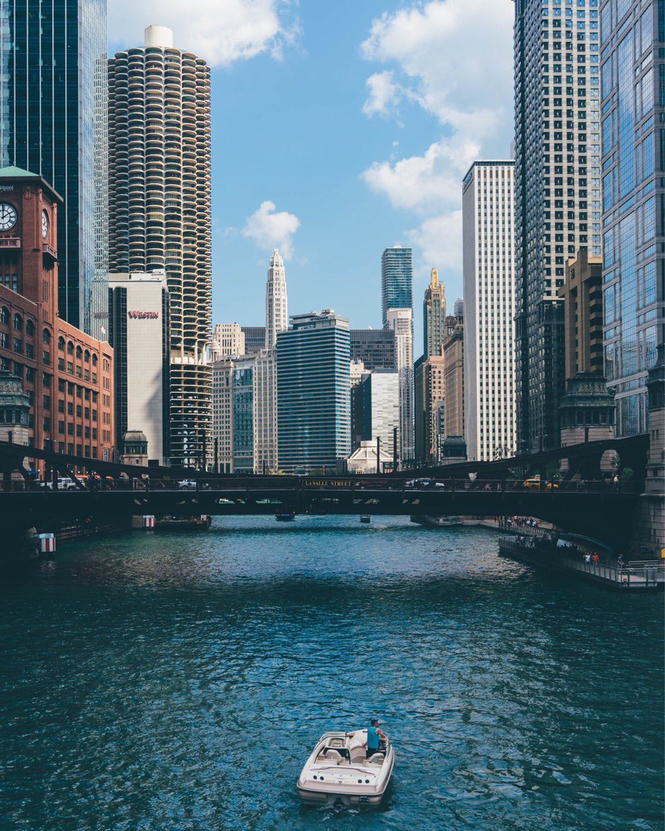 TheChiEye's tweet image. Kevin Cobos is doing a takeover on our Instagram this week! 📸 Check out this shot of the La Salle St Bridge. #thechieye