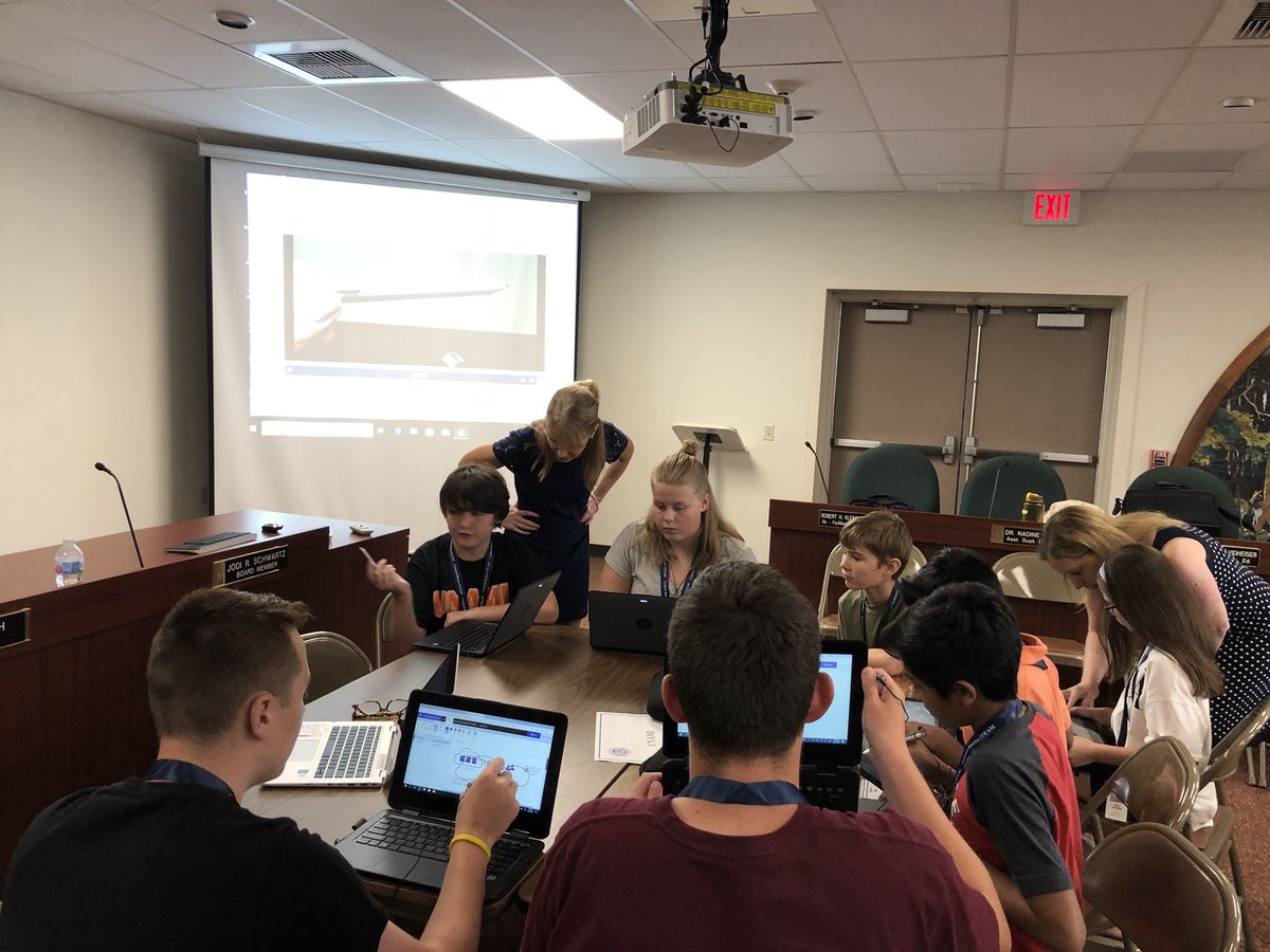 cbjjaffe's tweet image. Proud of our entire team!  Student iTeam training went very well.  #cbsdtech #cbinnovate