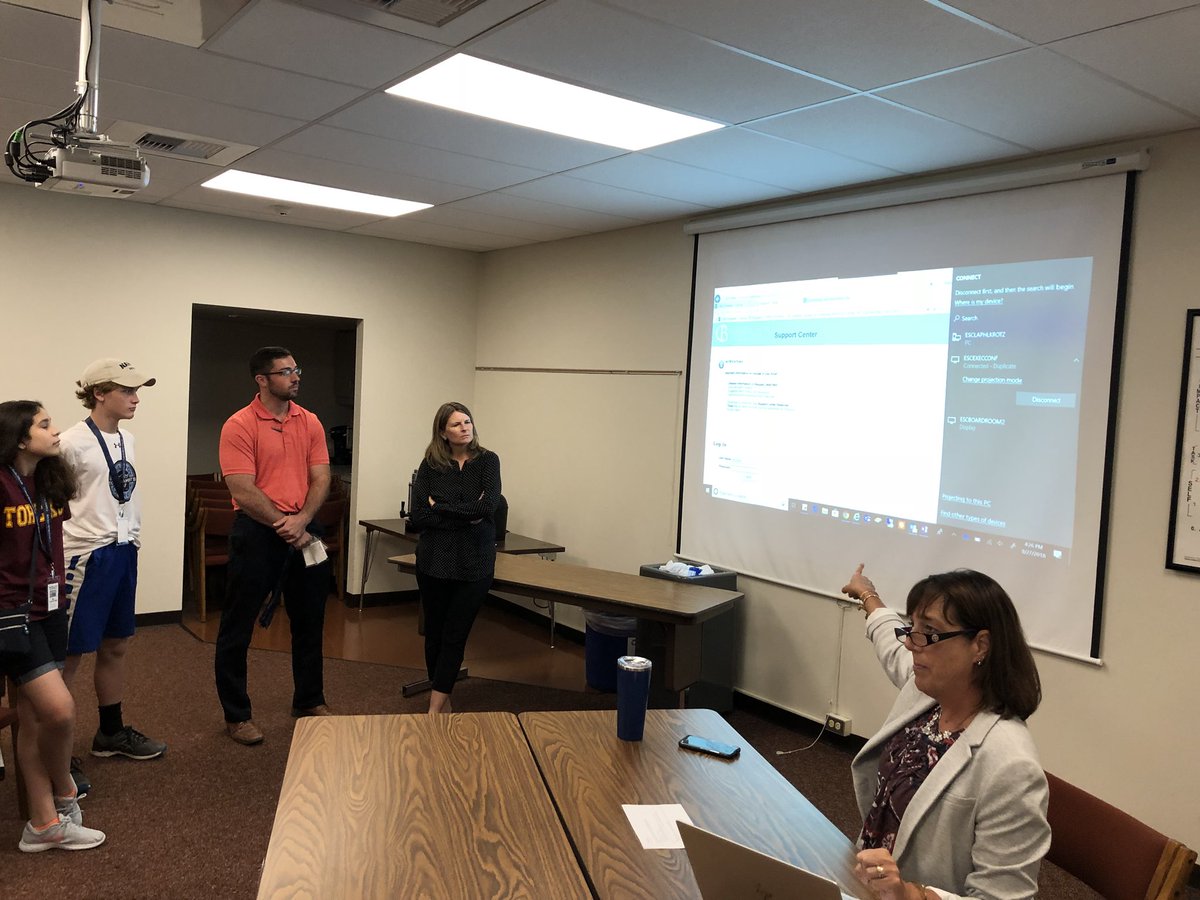 cbjjaffe's tweet image. Proud of our entire team!  Student iTeam training went very well.  #cbsdtech #cbinnovate