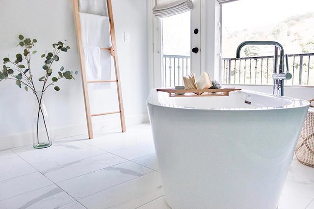 Sometimes all it needs it’s simple, clean &amp; timeless 🖤
Still loving our #bluegrasslane project // 1 year later 🙌🏻 ift.tt/2LvVchq