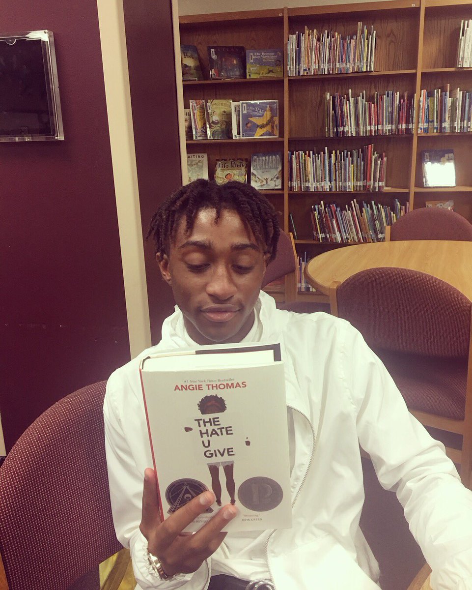 SkeeterLibrary's tweet photo. Seniors in Mr. Swint’s class check out books to start their Year of Reading! #SeniorsRead #SkeeterNation https://t.co/PnZbwEDAiJ