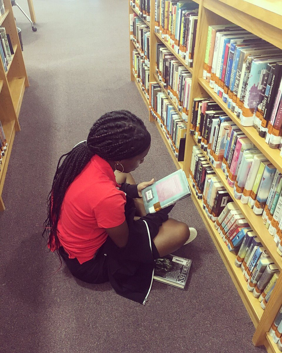 SkeeterLibrary's tweet photo. Seniors in Mr. Swint’s class check out books to start their Year of Reading! #SeniorsRead #SkeeterNation https://t.co/PnZbwEDAiJ