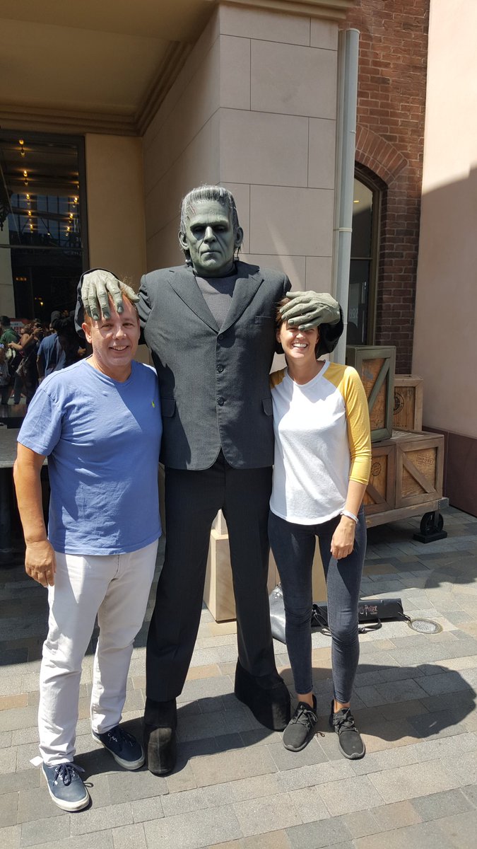 BlueCrush1985's tweet photo. franky and his big hands #universal studios https://t.co/kx7BkYpRa3