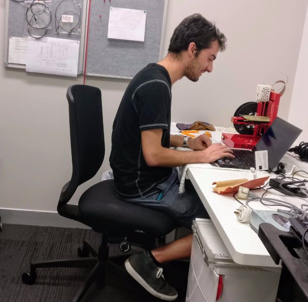COBLH's tweet photo. Honours student at #VectorLAB Georgio Katsifis has been awarded the David Robinson Innovation Prize in #BiomedicalEngineering for his work on #3Dprinting bone scaffolds: Biological integration and prediction of elastic properties. Congrats, Georgio!!! ππ https://t.co/cBTqq4AGMX