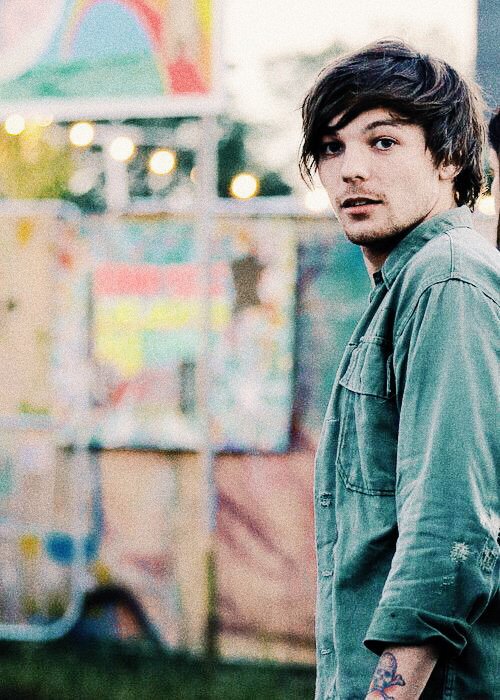kthvjubs's tweet photo. Au: Louis, um grande cantor, doa suas roupas para um brechó que destina seus lucros para a caridade. Harry, um estudante de literatura, acabou comprando uma das peças de Louis e uma fã do cantor reconhece a roupa e posta uma foto em seu twitter expondo o "novo namorado" do ídolo. https://t.co/nOvJ6Oad7o