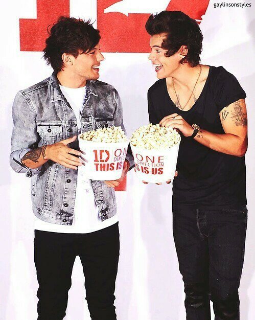 kthvjubs's tweet photo. Au: Louis, um grande cantor, doa suas roupas para um brechó que destina seus lucros para a caridade. Harry, um estudante de literatura, acabou comprando uma das peças de Louis e uma fã do cantor reconhece a roupa e posta uma foto em seu twitter expondo o "novo namorado" do ídolo. https://t.co/nOvJ6Oad7o