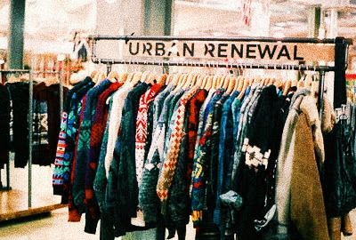 kthvjubs's tweet photo. Au: Louis, um grande cantor, doa suas roupas para um brechó que destina seus lucros para a caridade. Harry, um estudante de literatura, acabou comprando uma das peças de Louis e uma fã do cantor reconhece a roupa e posta uma foto em seu twitter expondo o "novo namorado" do ídolo. https://t.co/nOvJ6Oad7o